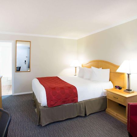 Ramada By Wyndham Duncan Cowichan Valley Exterior photo
