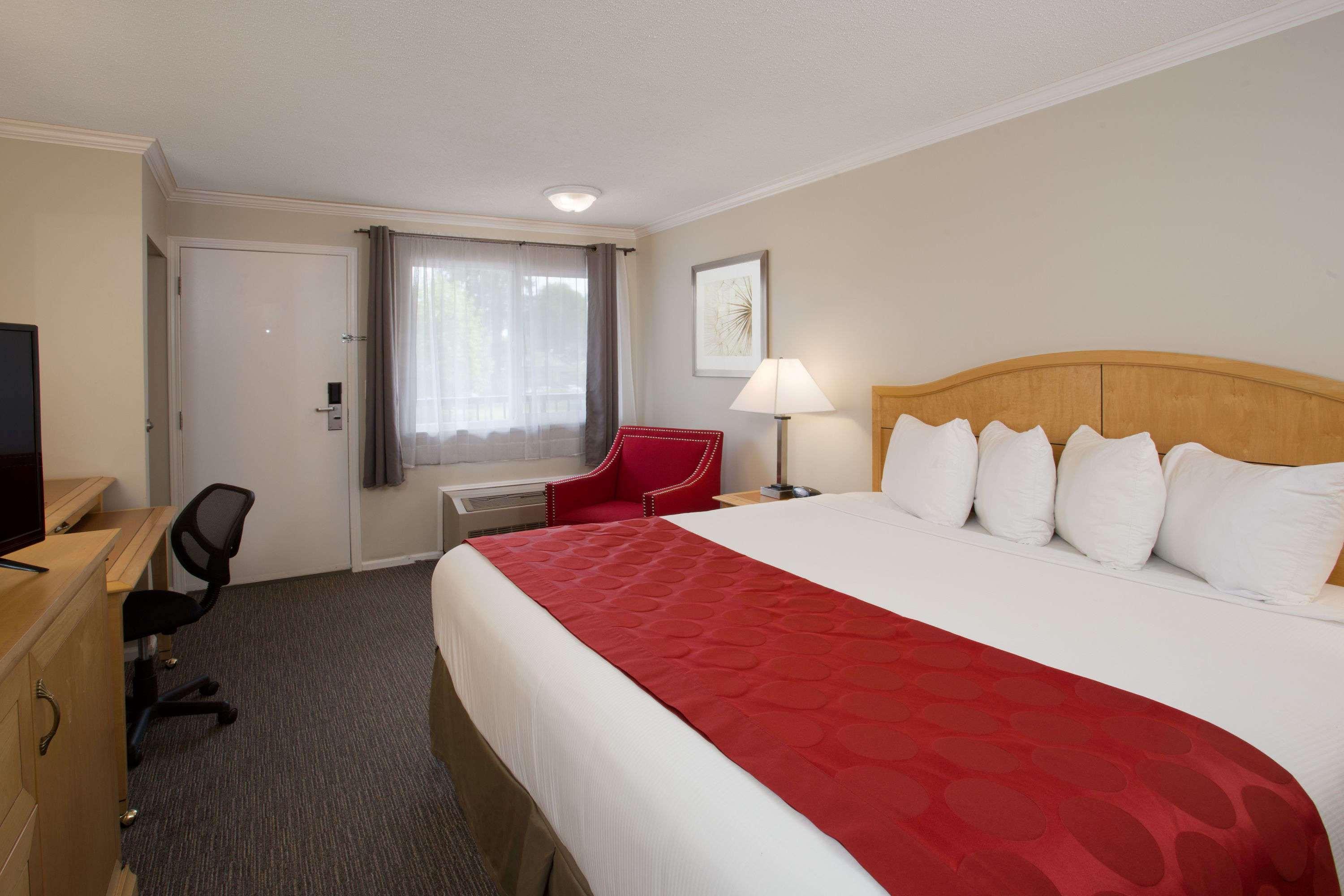Ramada By Wyndham Duncan Cowichan Valley Exterior photo