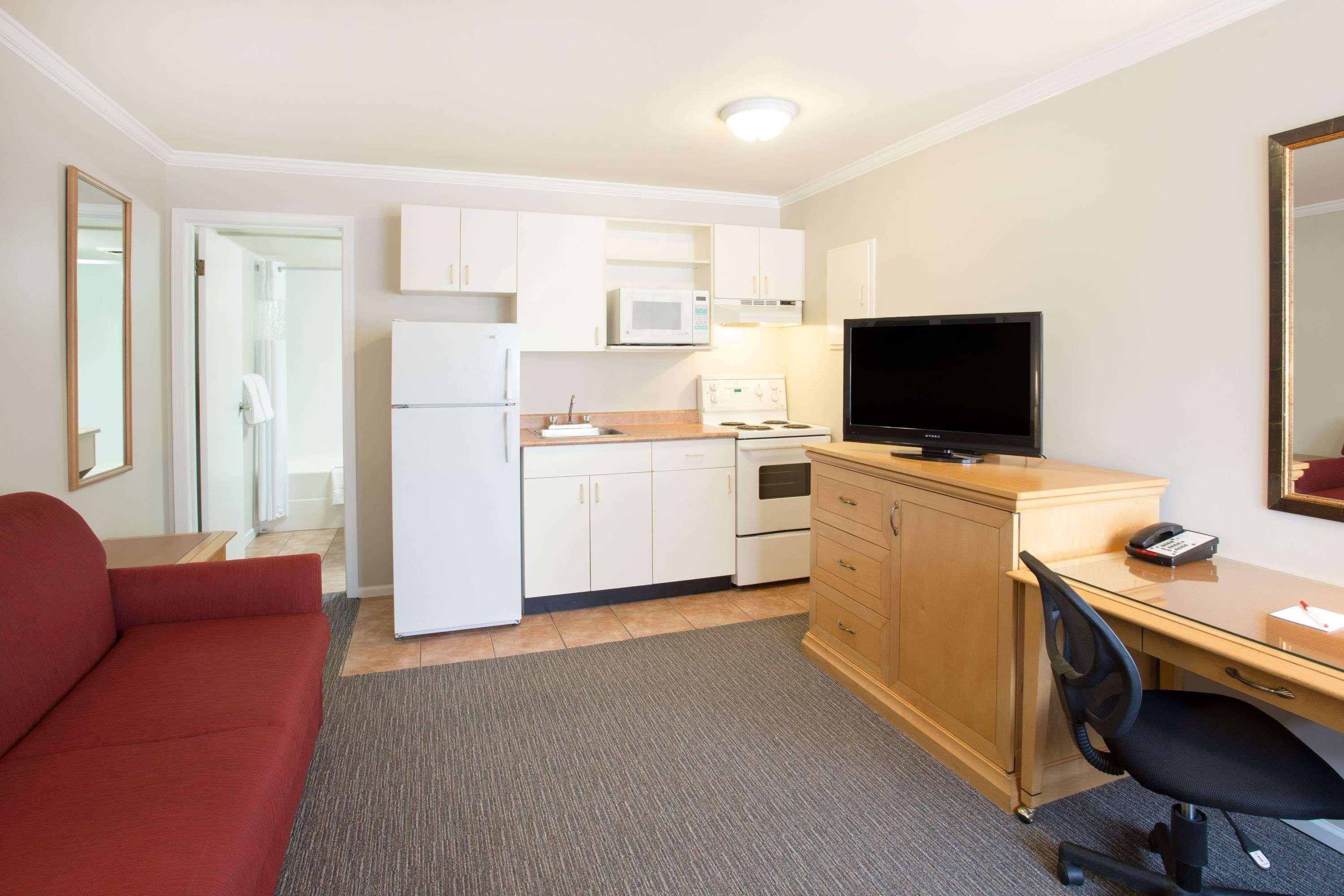 Ramada By Wyndham Duncan Cowichan Valley Exterior photo