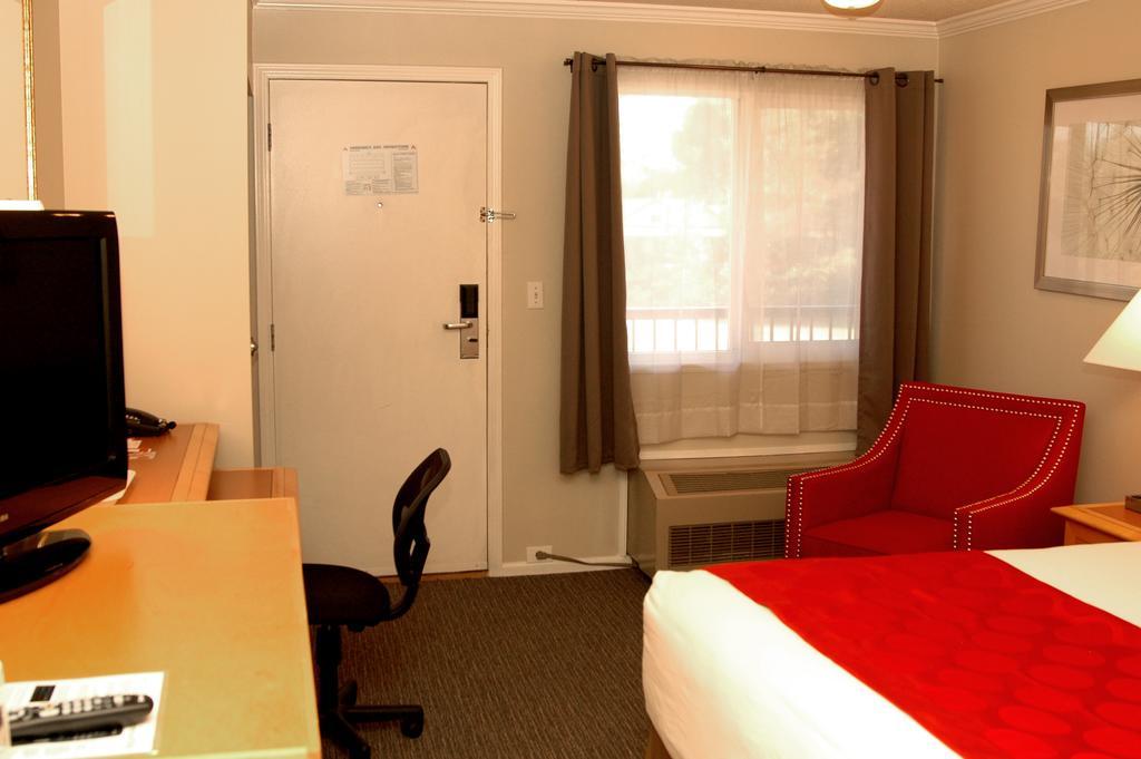 Ramada By Wyndham Duncan Cowichan Valley Exterior photo