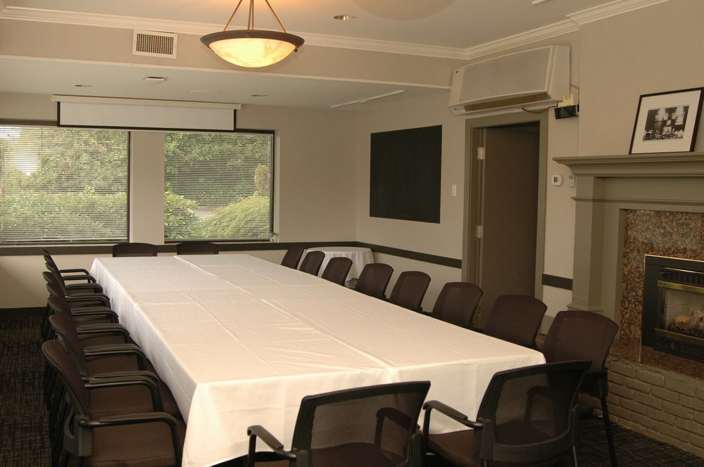 Ramada By Wyndham Duncan Cowichan Valley Exterior photo
